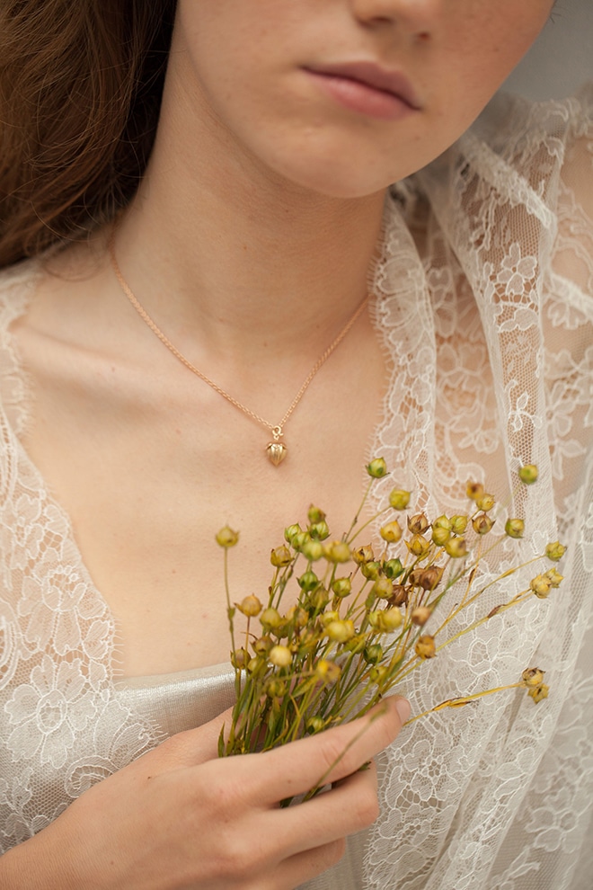 mira_stella_pendentif_cosse_de_lin_courtesy_mira_stella