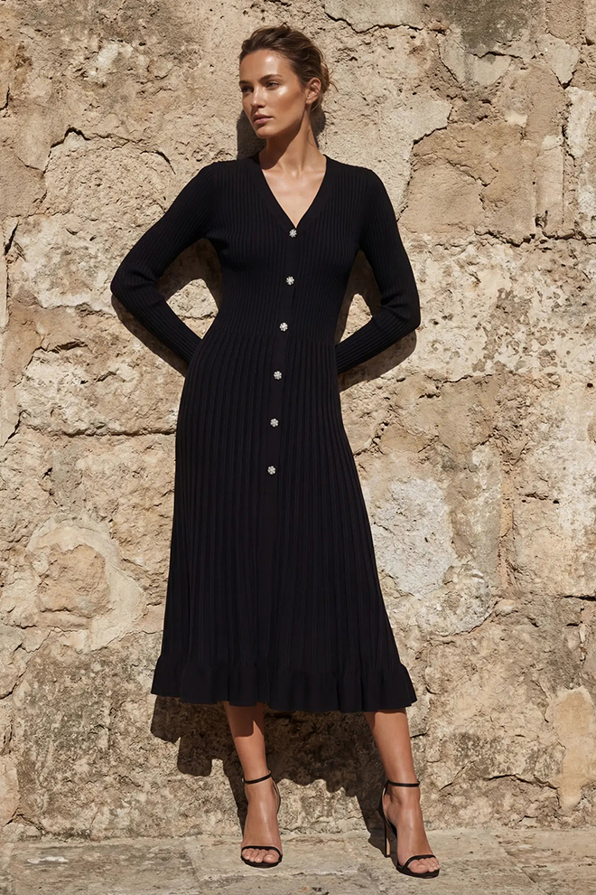 robe_midi_noire_a_maille_cotelee_et_col_en_v_courtesy_misciano_paris