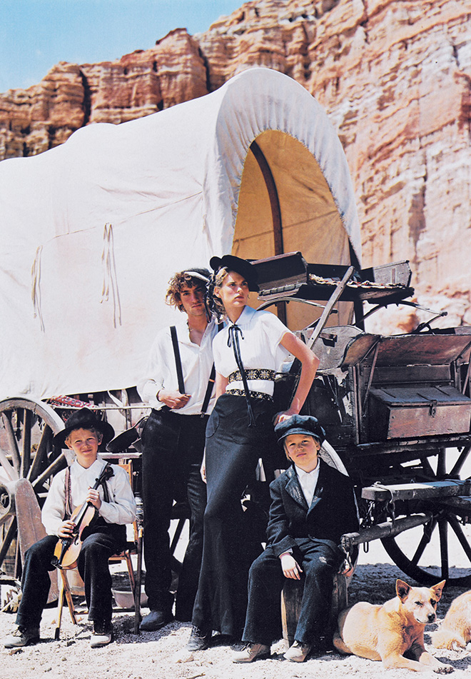 stella_tennant_with_warren_elgort_matthew_avedon_and_ansel_elgort_photographe_arthur_elgort_vogue_June_2001_courtesy_conde_nast