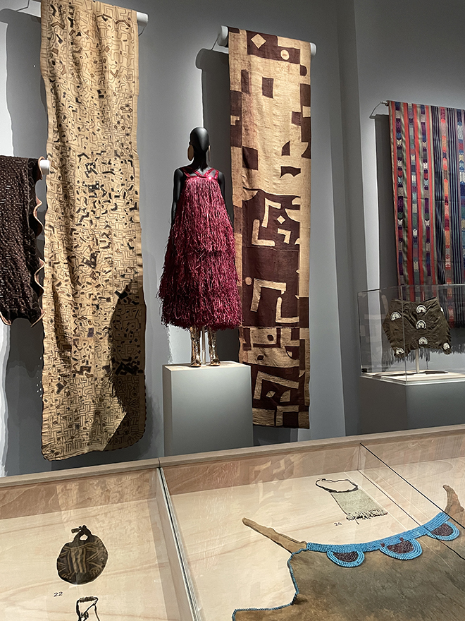 exposition_fashion_africa_tissus_traditionnels_imane_ayissi_photo_fred_blanc