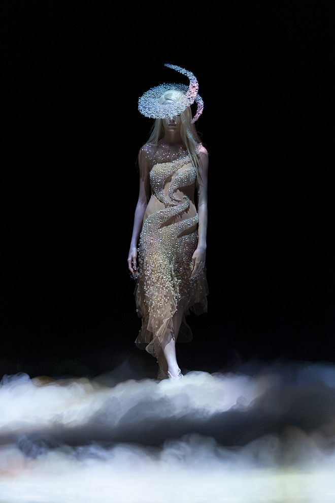 iris_van_herpen_sonic_starquakes_fw_2026-27_look1_photo_gio_staiano