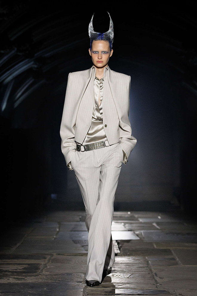alexander_mcqueen_ss_2027_look1_courtesy_mcqueen
